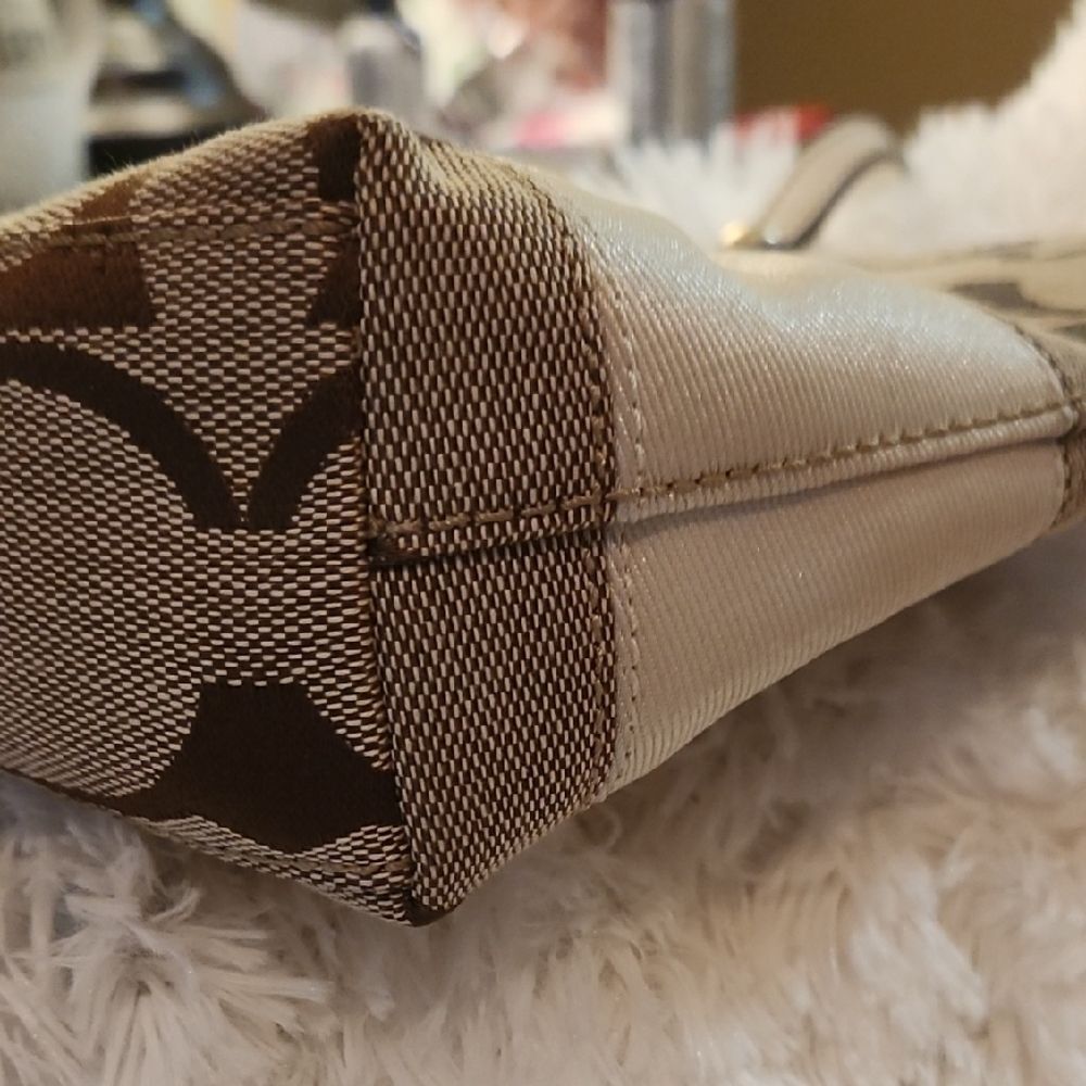 Coach Tote With Legacy Interior - Picture 7 of 9